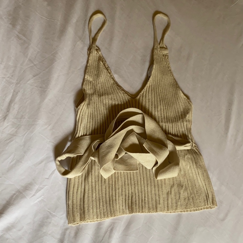 Cute beige tie back knit top from Zara 🤍